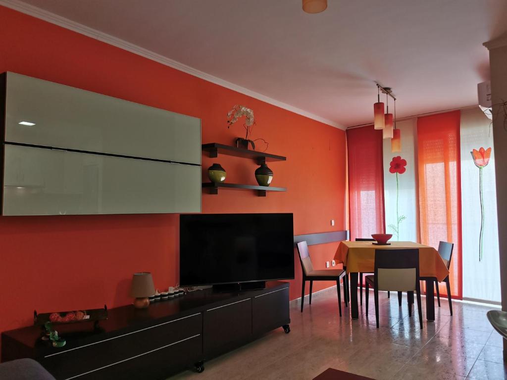 sala de estar con TV de pantalla plana grande y mesa en Benicarlo Puerto, en Benicarló