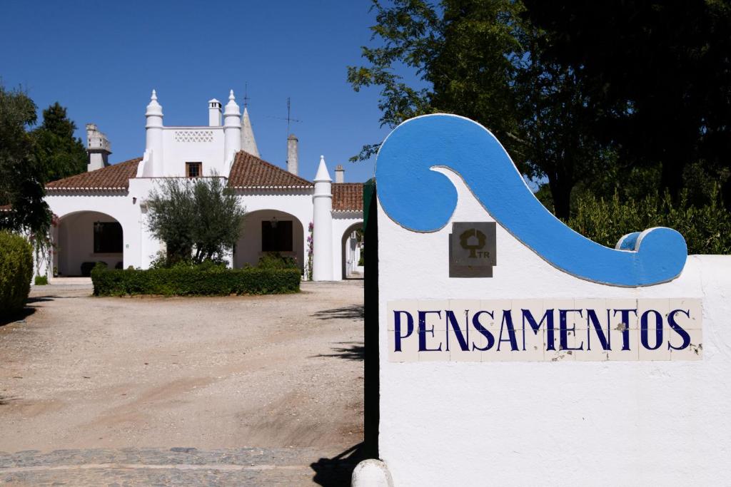 una señal frente a una casa con una mansión en Monte dos Pensamentos - Turismo Rural, en Estremoz