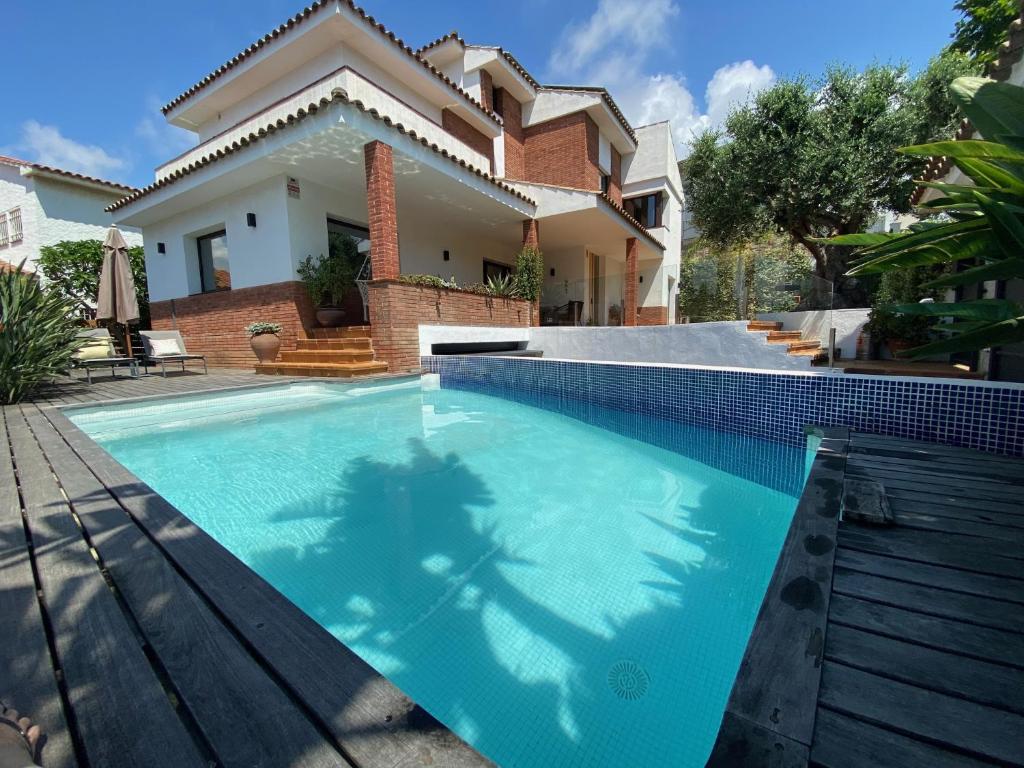 una piscina frente a una casa en “Entre dos azules” Barcelona desde el Mar, en Masnou