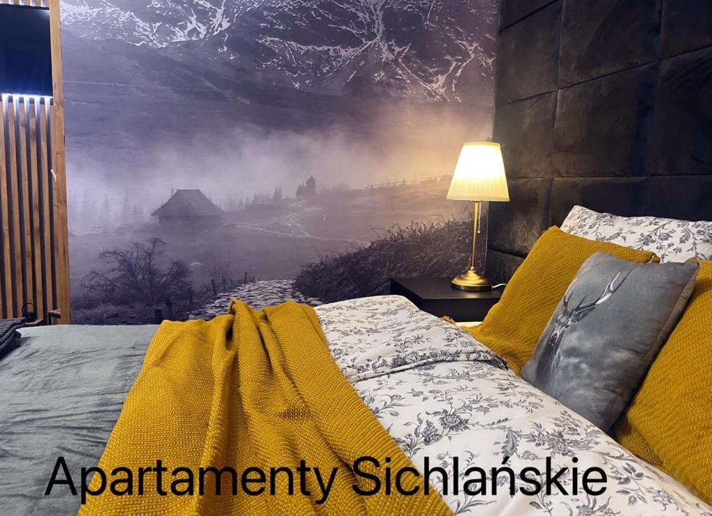 una camera da letto con un grande dipinto sul muro di Apartament Sichlański a Murzasichle