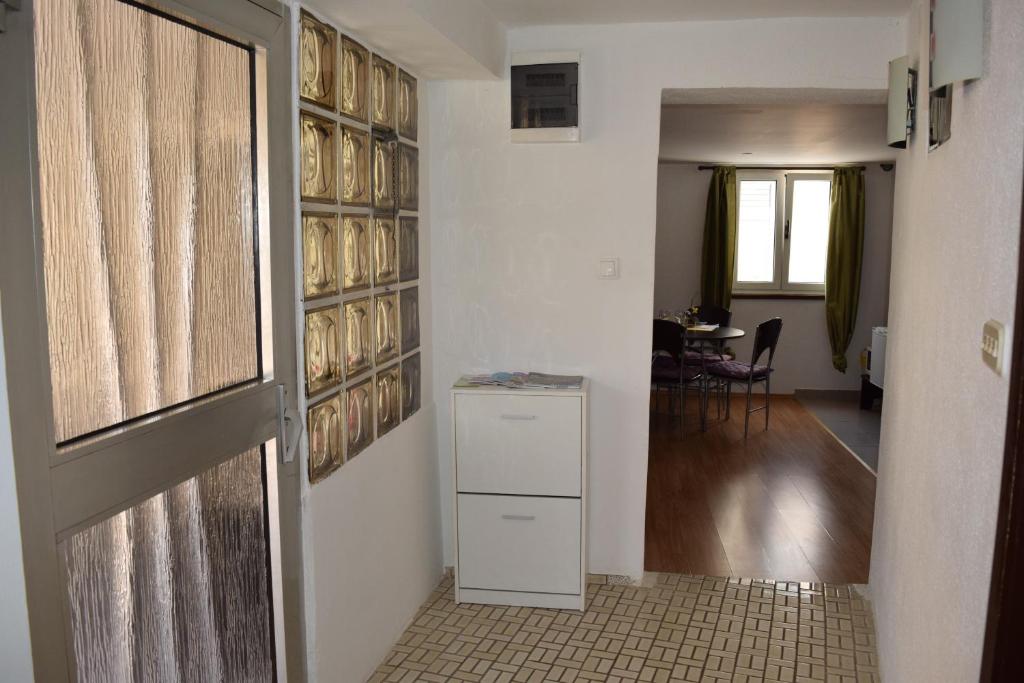 einen Flur mit einer Tür, die zu einem Esszimmer führt in der Unterkunft Apartment Klara in Šibenik