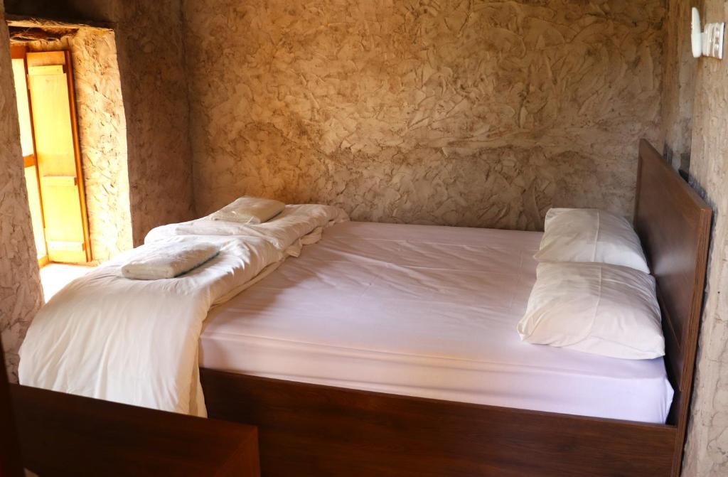 Postel nebo postele na pokoji v ubytování Misfah Old House