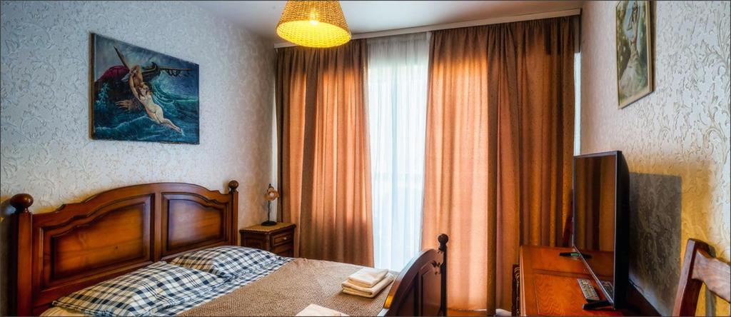 um quarto com uma cama de madeira e uma janela em Chambre à deux pas du Tram Strasbourg em Lingolsheim