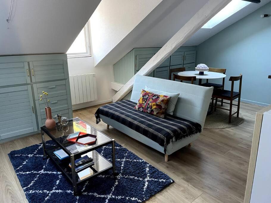 un salon avec un canapé et une table dans l'établissement À 50m du centre & des télécabines, nid douillet, à Cauterets