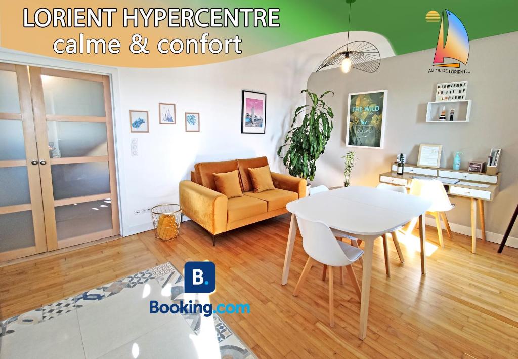 ein Wohnzimmer mit einem Tisch und einem Sofa in der Unterkunft HYPERCENTRE - Calme et lumineux. AufildeLorient in Lorient