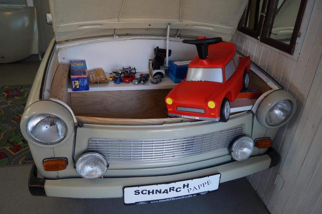 Una furgoneta de juguete con un coche de juguete atrás en Stadtflitzerbude en Dresden