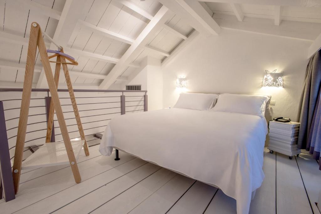 Llit o llits en una habitació de Uve Rooms & Wine Bar