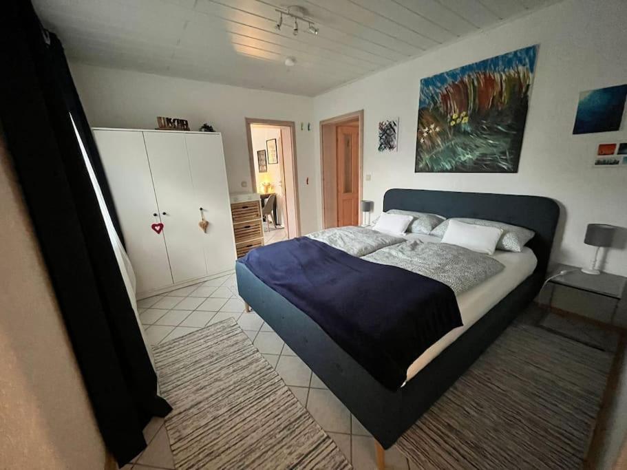 1 dormitorio con 1 cama grande en una habitación en Rheinauszeit, en Rheinbrohl