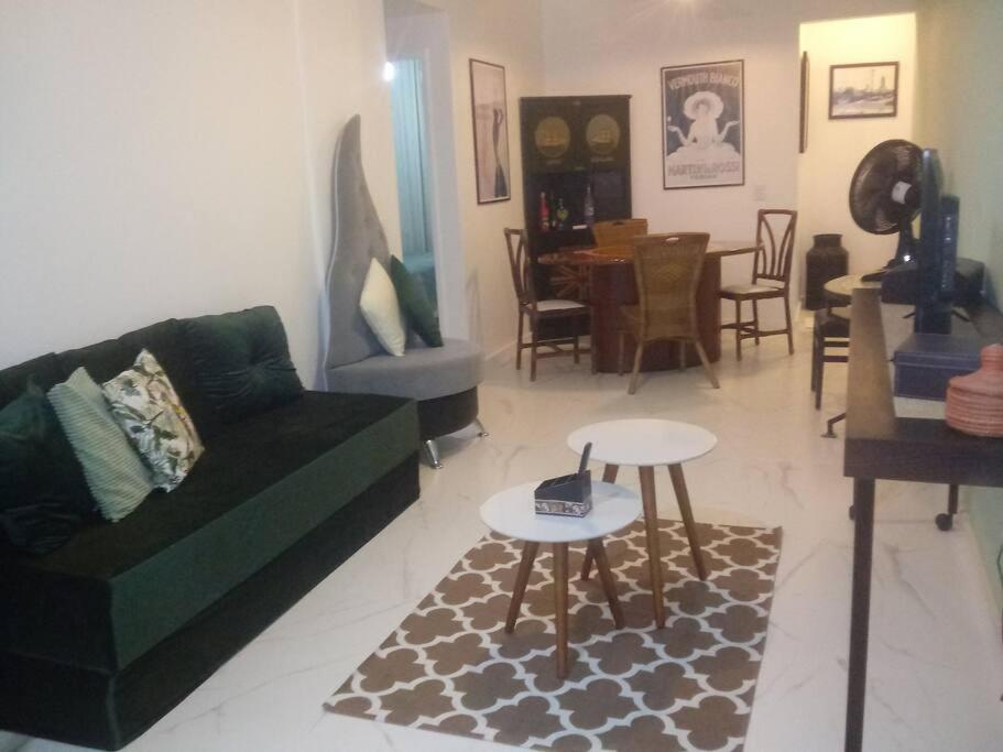 - un salon avec un canapé et une table dans l'établissement Privilégio em Cabo Frio, à Cabo Frio