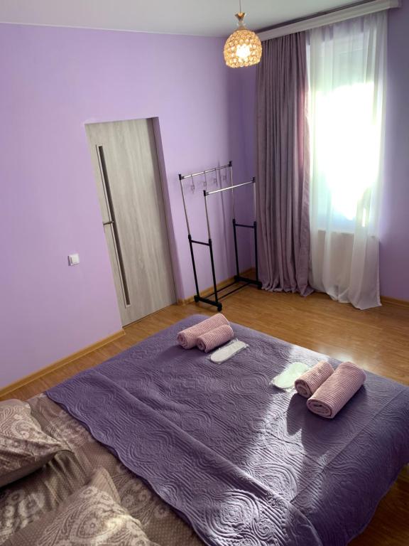Postel nebo postele na pokoji v ubytování Mate's home Kazbegi