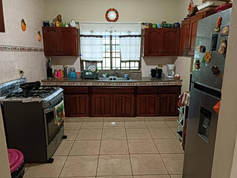 uma cozinha com um fogão e um frigorífico em Casa en Las Tablas em Las Tablas