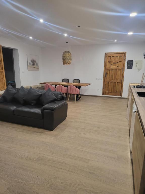 uma sala de estar com um sofá e uma mesa em Villa Urbina em Olerdola