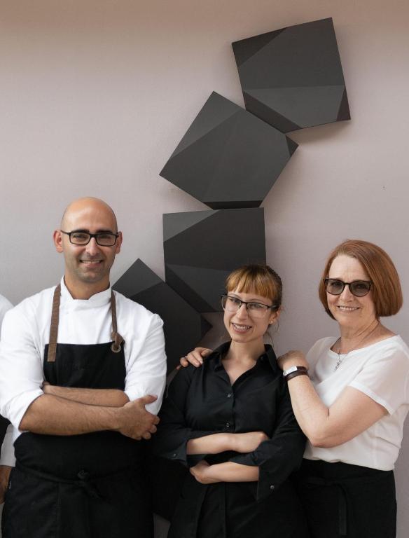 Clients de Uve Rooms & Wine Bar