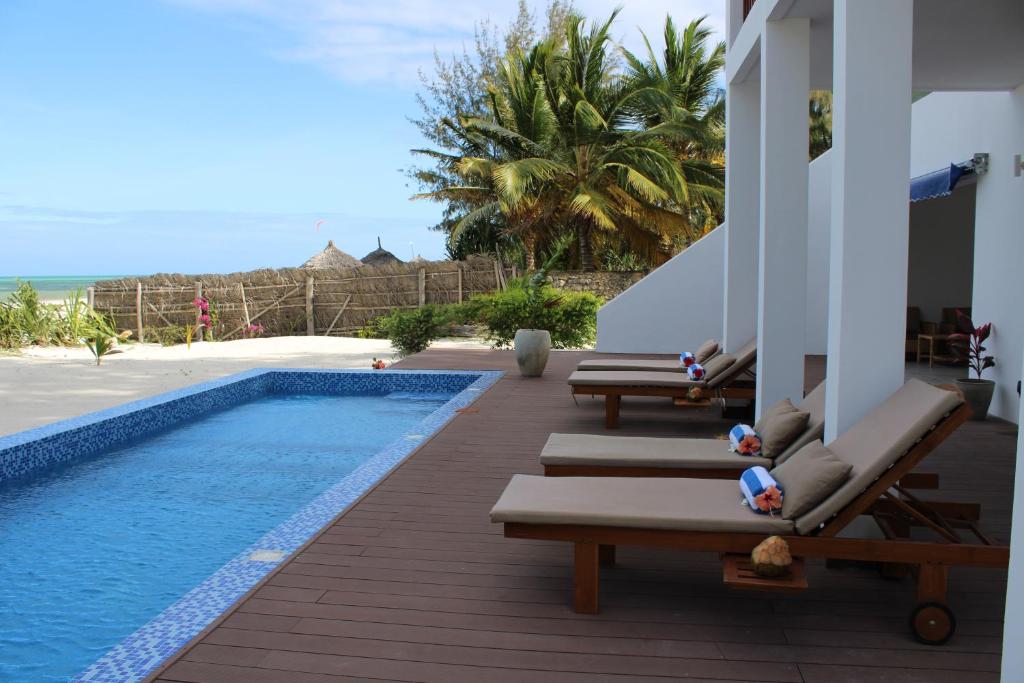 Bazén v ubytování Kivuli Beach Resort Paje nebo v jeho okolí