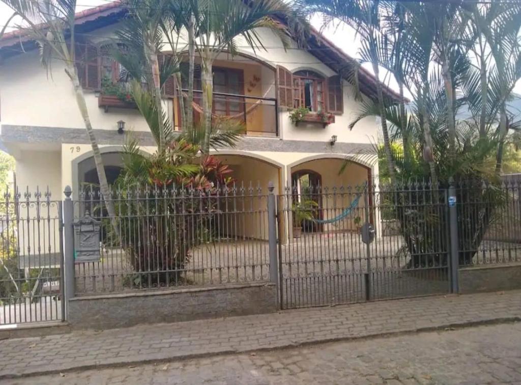 a house with a gate in front of it at Aconchego no bairro mais charmoso da serra. in Nova Friburgo