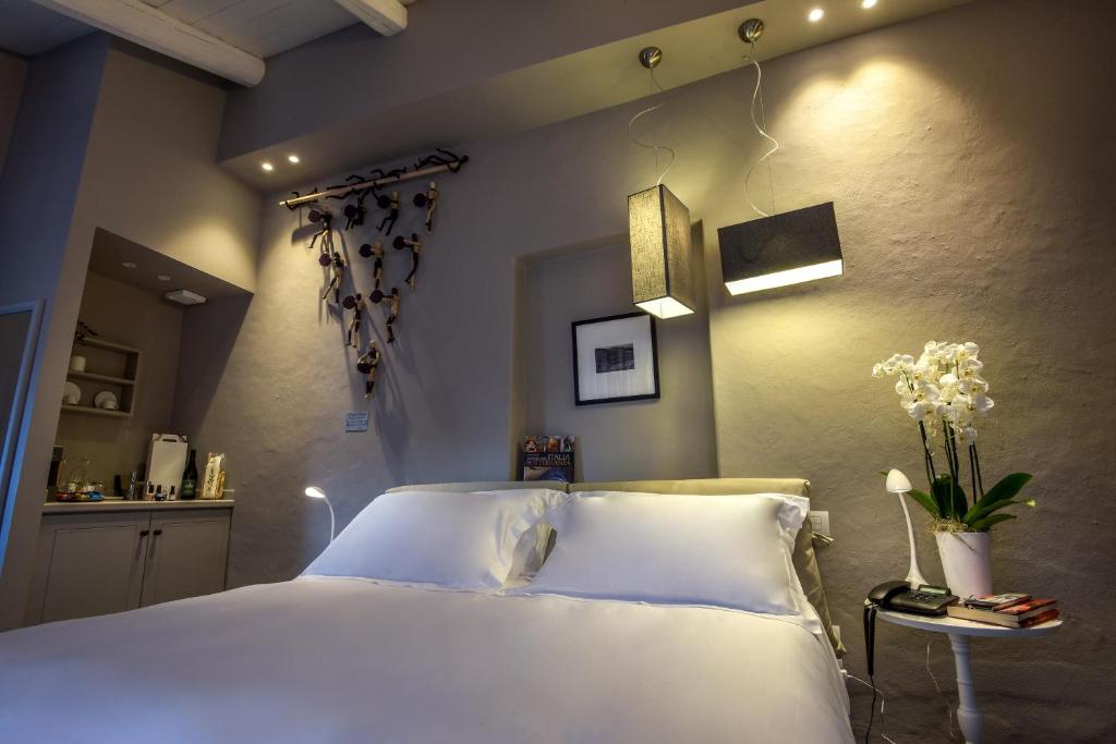 Llit o llits en una habitació de Uve Rooms & Wine Bar