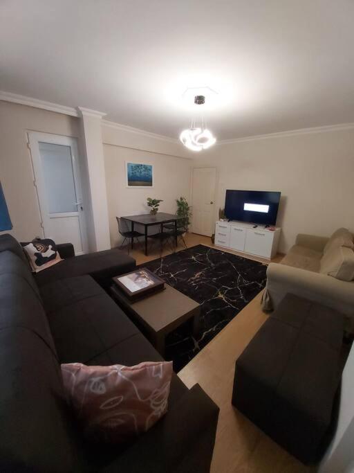 sala de estar con sofá y TV en Comfy home in Nisantasi, en Estambul