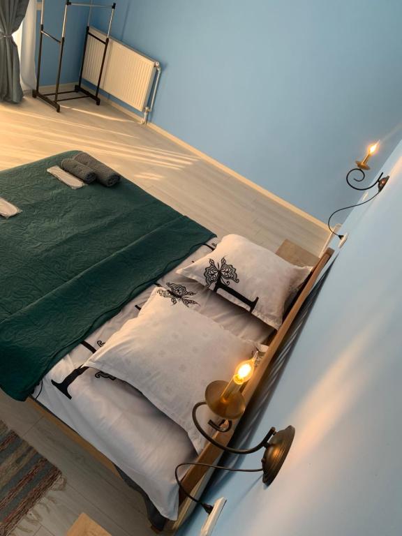 Postel nebo postele na pokoji v ubytování Mate's home Kazbegi