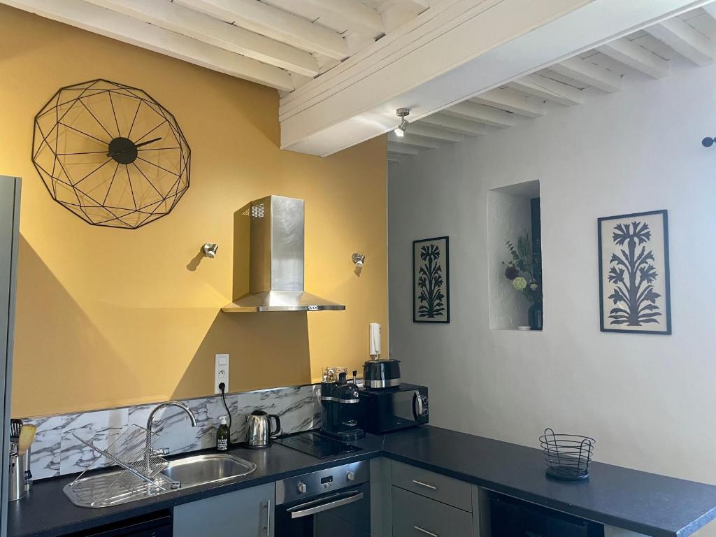 a kitchen with a sink and a counter top at Appartement rénové de caractère/ parking privé in Saint-Rémy-de-Provence