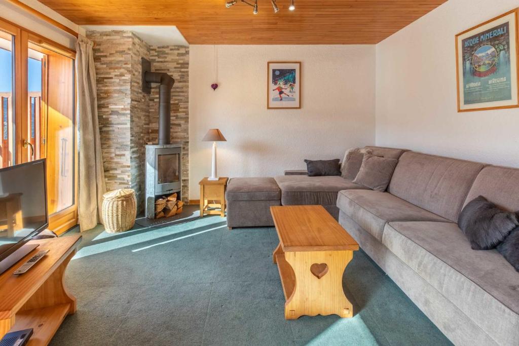 un salon avec un canapé et une table dans l'établissement Carlines E19, à Méribel