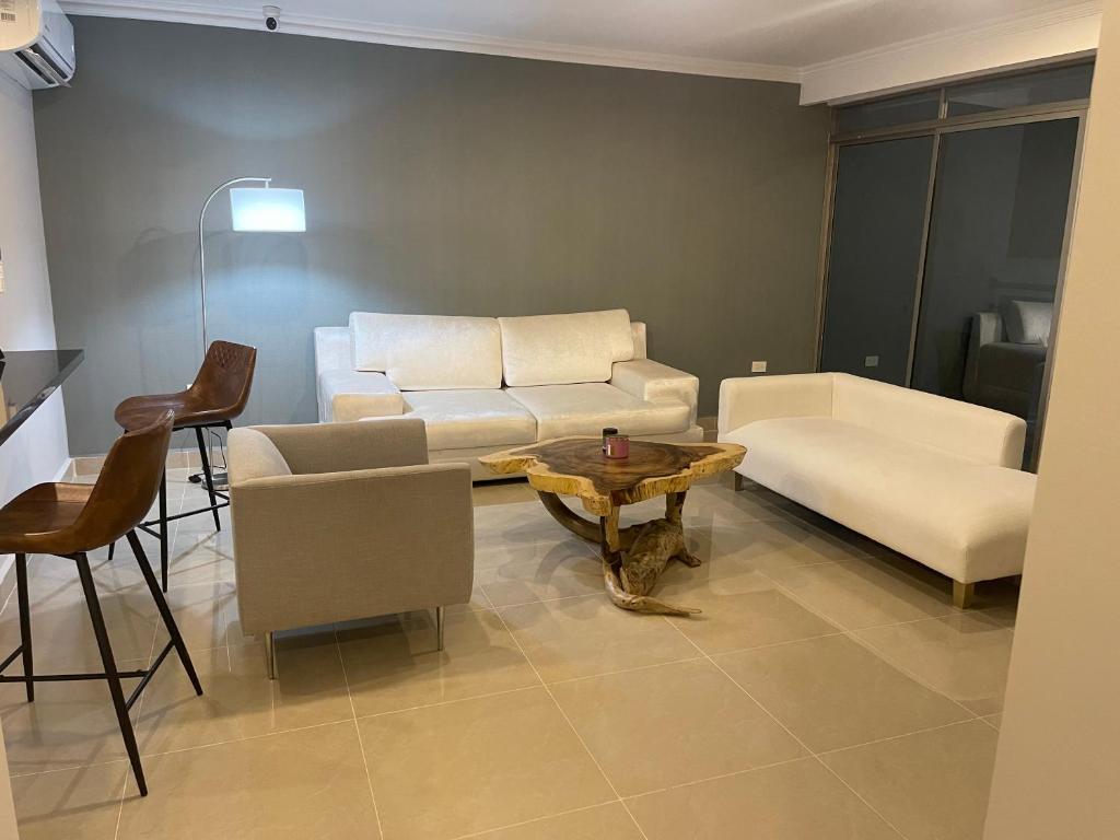 sala de estar con sofá y mesa en Apartamento en manga, en Cartagena de Indias