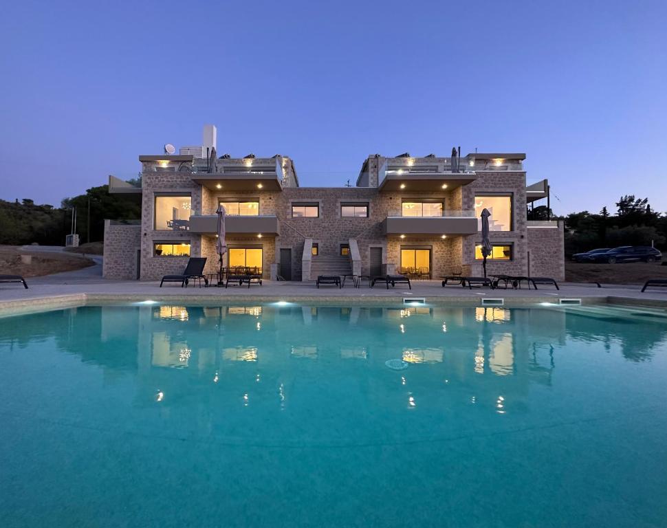 una gran piscina frente a una casa en Topos luxury stay Heraion en Loutráki