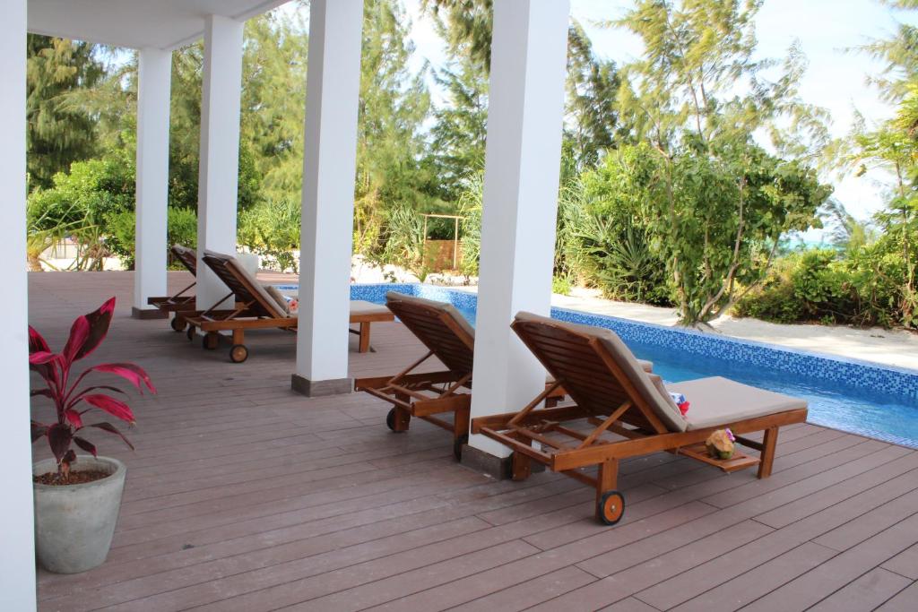 Bazén v ubytování Kivuli Beach Resort Paje nebo v jeho okolí