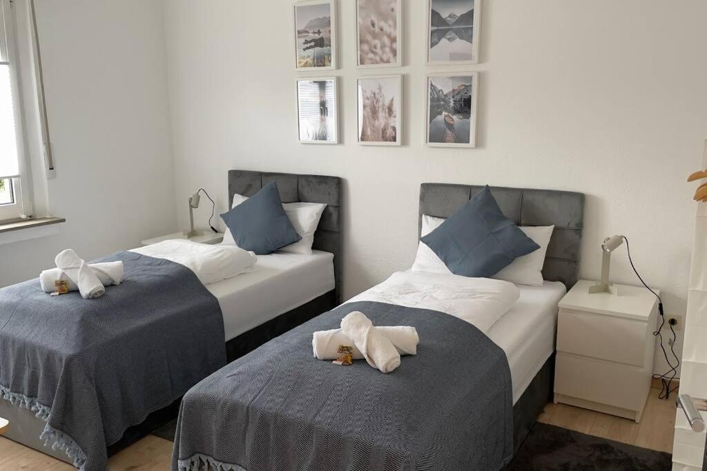 Dos camas con animales de peluche en un dormitorio en Apartment FeWo54 FreeWifi, Free Parking, SmartTV, en Hamm