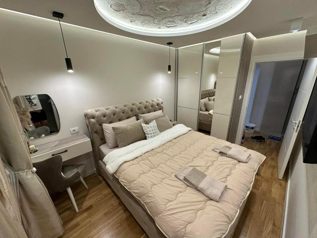Un dormitorio con una cama, un escritorio y un espejo. en Magic Apartments Sokobanja, en Soko Banja