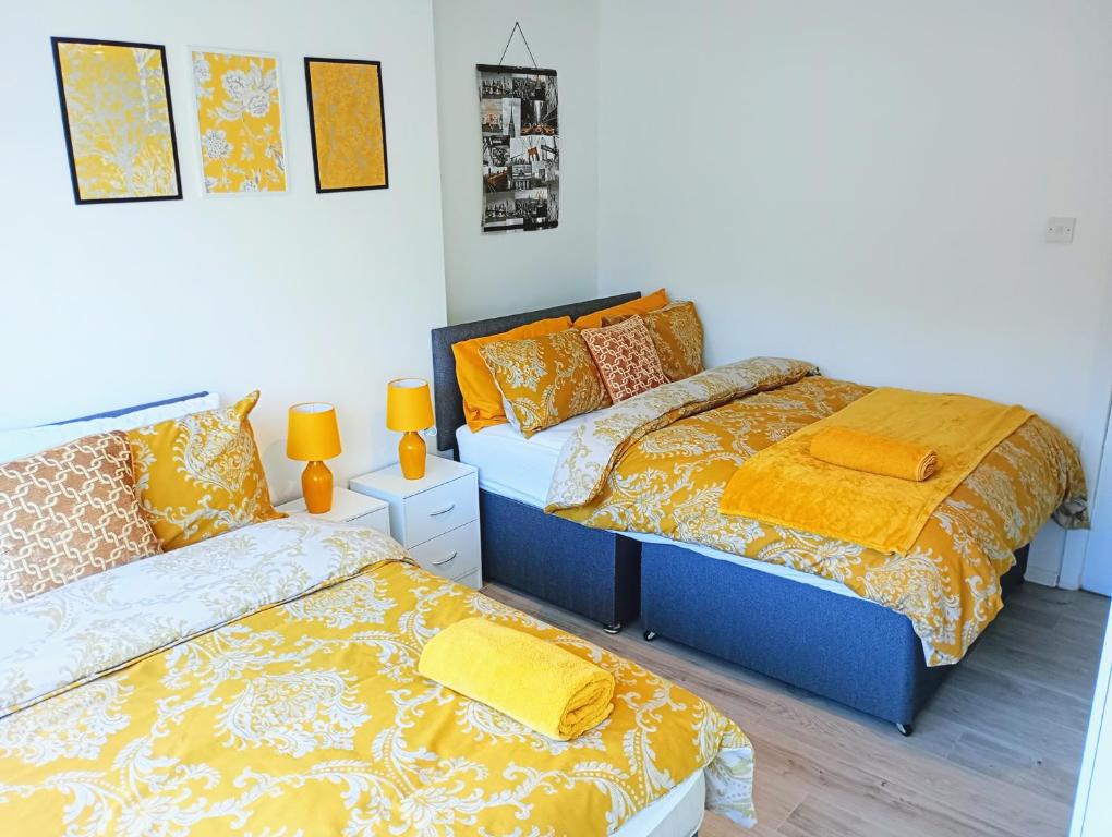 Ліжко або ліжка в номері Stourbridge - Dudley - Luxurious 5 Beds - DY2 - Long Stay for Contractors & Families
