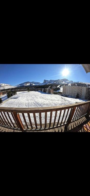 une vue sur un pont enneigé avec des bâtiments en arrière-plan dans l'établissement Appartement Superdevoluy, à Saint-Étienne-en-Dévoluy