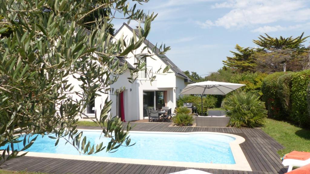 Bazén v ubytování Maison de standing avec vue sur mer et piscine nebo v jeho okolí