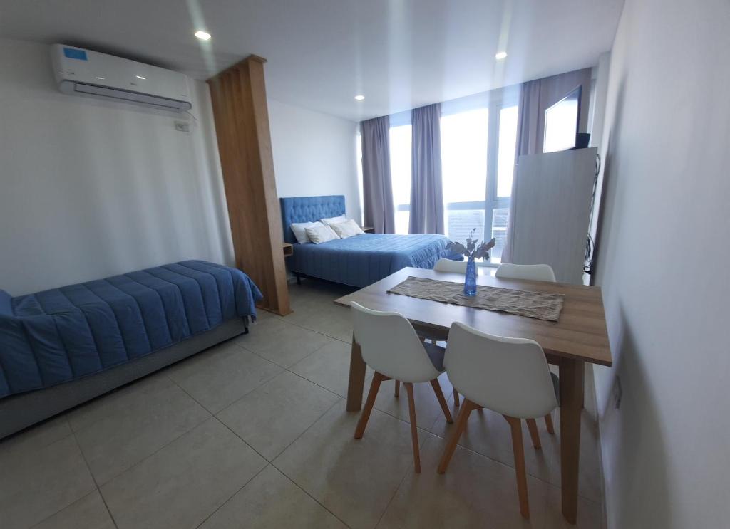 een woonkamer met een tafel en stoelen en een bank bij M O R A Home & Office in Cipolletti