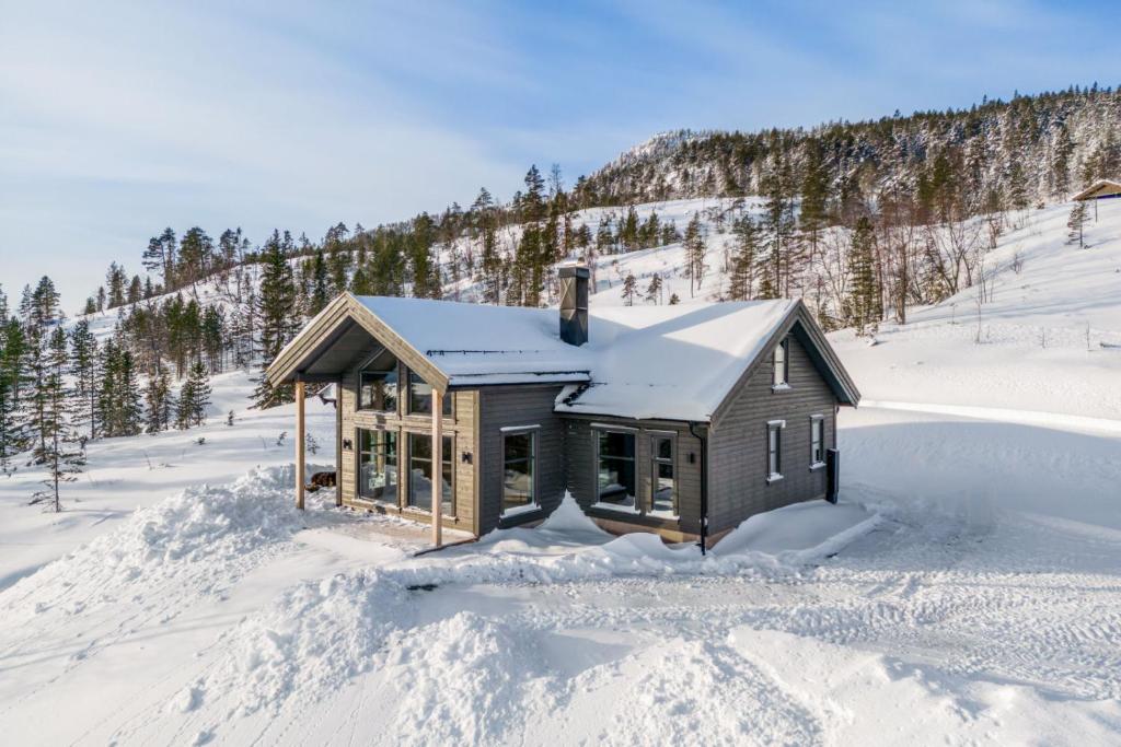 uma pequena cabana na neve nas montanhas em Polaren by Norgesbooking - cabin with amazing view em Notodden