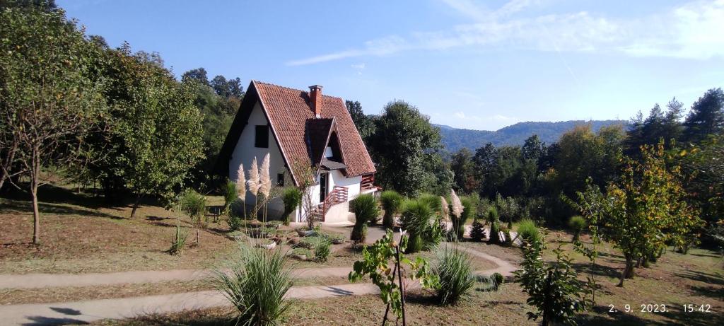 mały domek na środku pola w obiekcie Vikendica Popovic w mieście Doboj