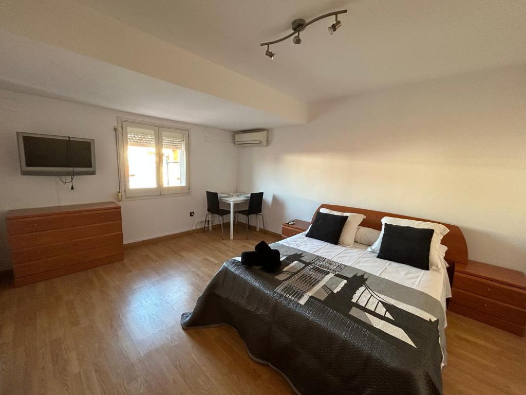 a bedroom with a bed and a tv on the wall at Casa Grabo in Cors