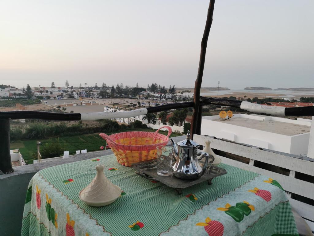- une table sur un balcon avec vue sur la ville dans l'établissement oualidia surf vibes, à Oualidia