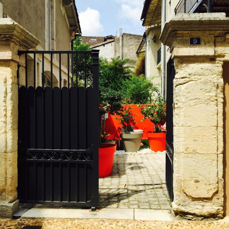 une entrée à une maison avec une porte noire dans l'établissement La Petite Cour - Périgueux, à Périgueux