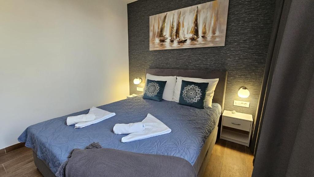 een slaapkamer met een blauw bed met 2 witte kussens bij Casa Mili - Ante & Marta in Jezera