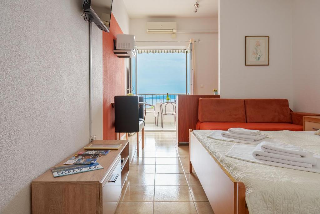 Televízia a/alebo spoločenská miestnosť v ubytovaní Sea view Apartment Studio for 2-3 people - close to commodities