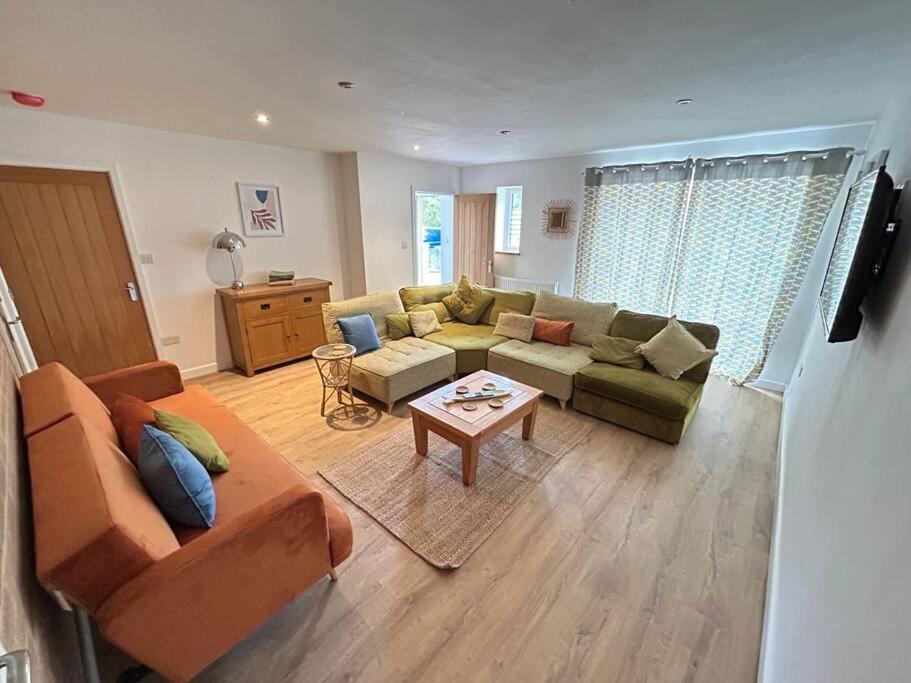 sala de estar con sofá y mesa en 3 - Rabbit Warren, Bright décor home & private hot tub, en Norwich