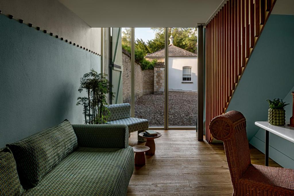 Cowley Manor Experimental - 
