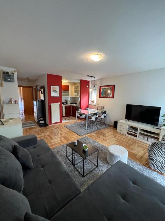 Televízia a/alebo spoločenská miestnosť v ubytovaní Apartman West - private parking place
