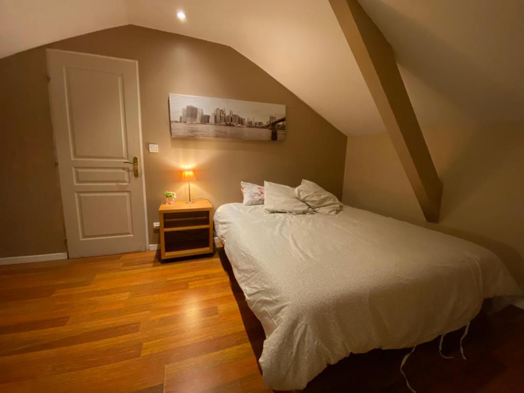 1 dormitorio con cama blanca y puerta blanca en CHAMBRE AU CENTRE VILLE TRES COSY, en Nancy