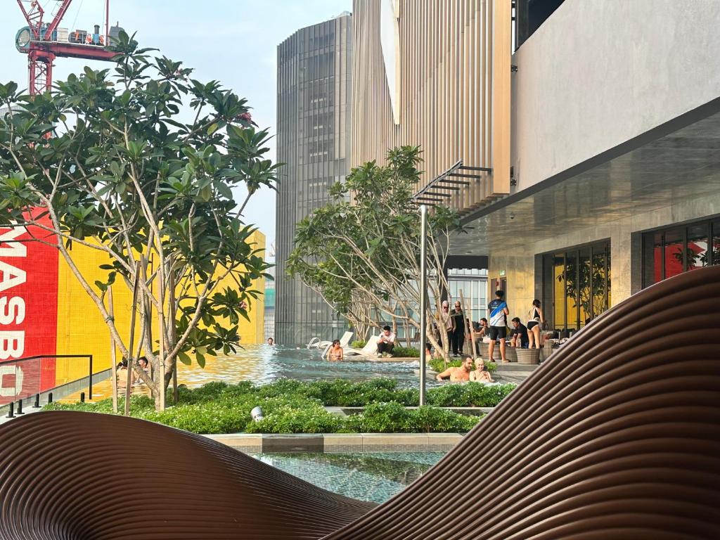 Axon Luxury Suites KL في كوالالمبور: مسبح في وسط مدينة بها مباني