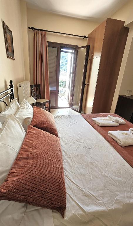Postel nebo postele na pokoji v ubytování Lithos Villas Kalavryta