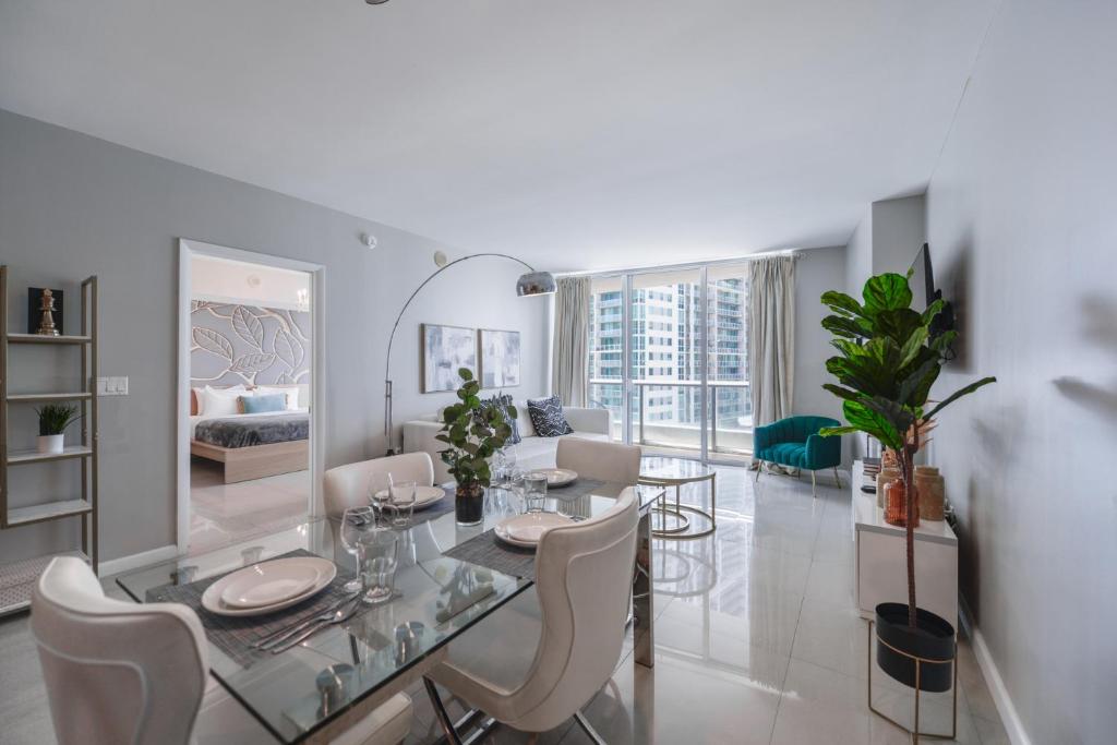 a living room with a dining table and a couch at Luxurious 1/1 Condo at Icon Brickell W/Pool in Miami