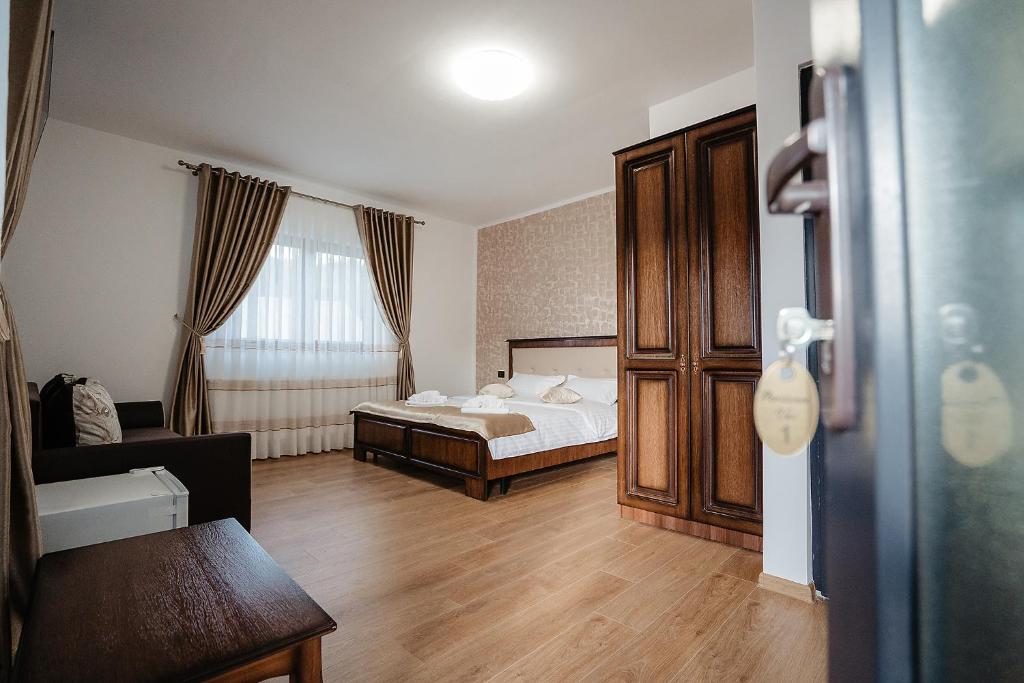 Pensiunea VOX - Triple Room With Terrace