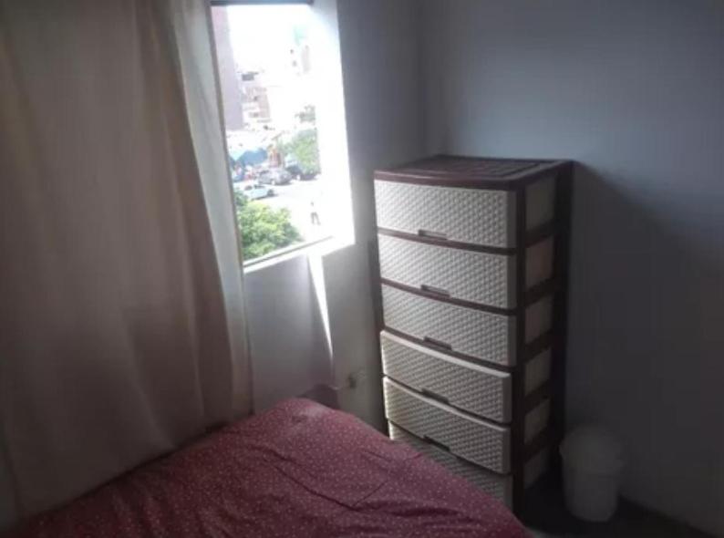 1 dormitorio con tocador junto a una ventana en Las Gaviotas, en Lima