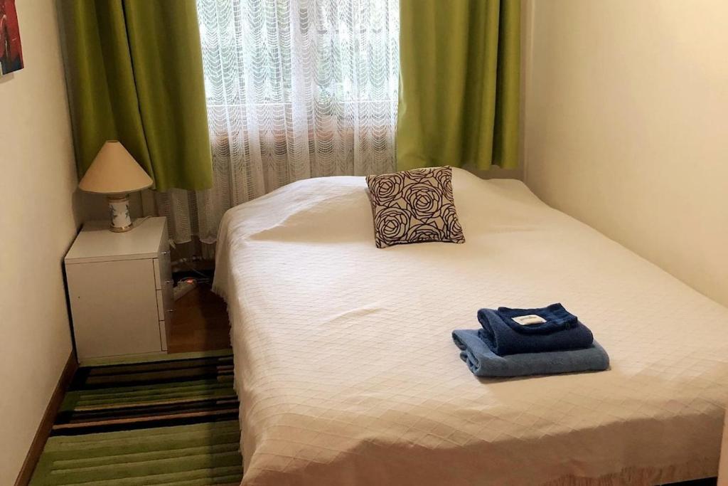 - une chambre avec un lit et une serviette dans l'établissement Garden room - view of nature, à Evilard